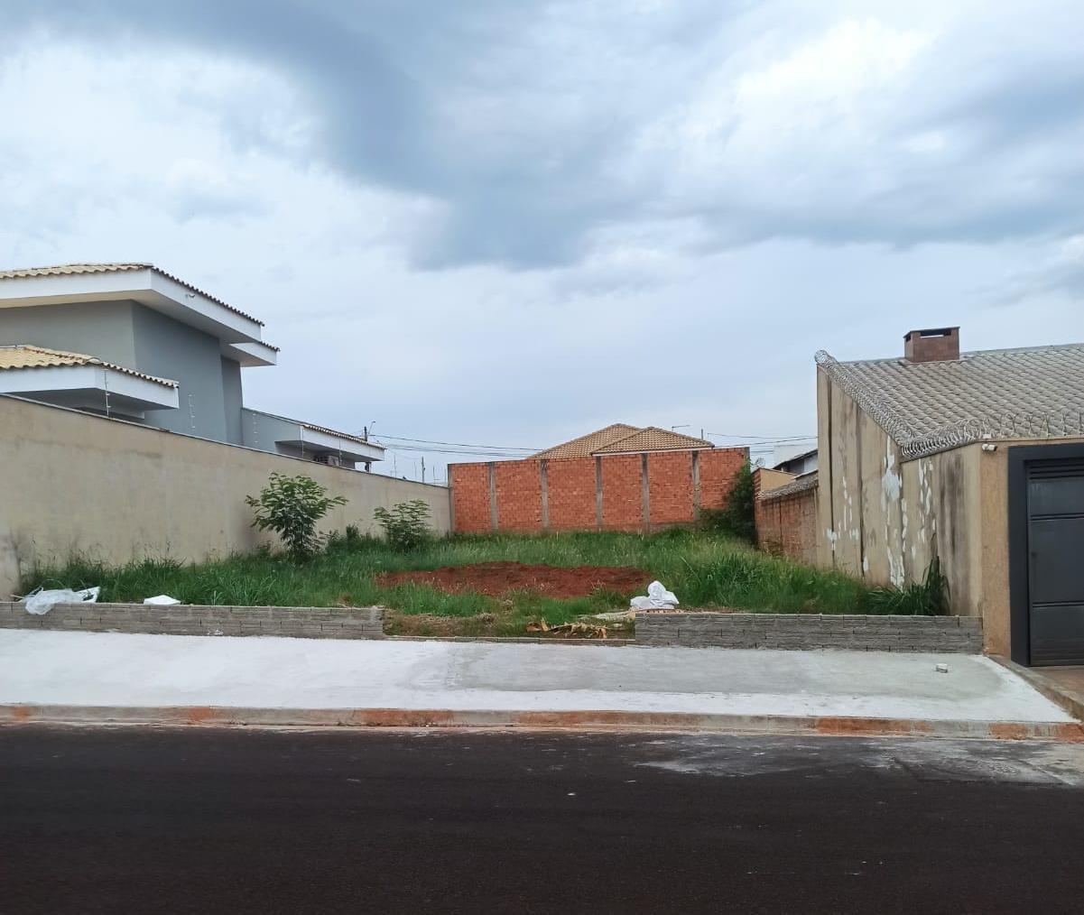 VENDE-SE TERRENO NO JARDIM BARCELONA.